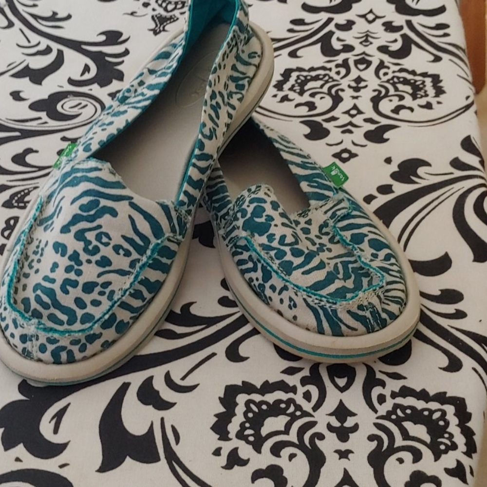 Sanuk animal print shorty flats